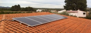 tejado de una casa con una placa solar instalada